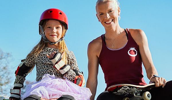 Bild aus Werbespot: Mädchen mit Skateboard.