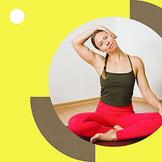 Eine junge Frau im Schneidersitz mit roter Yogahose und dunklem Oberteil legt ihre rechte Hand über den Kopf, um die Halsmuskulatur zu strecken.