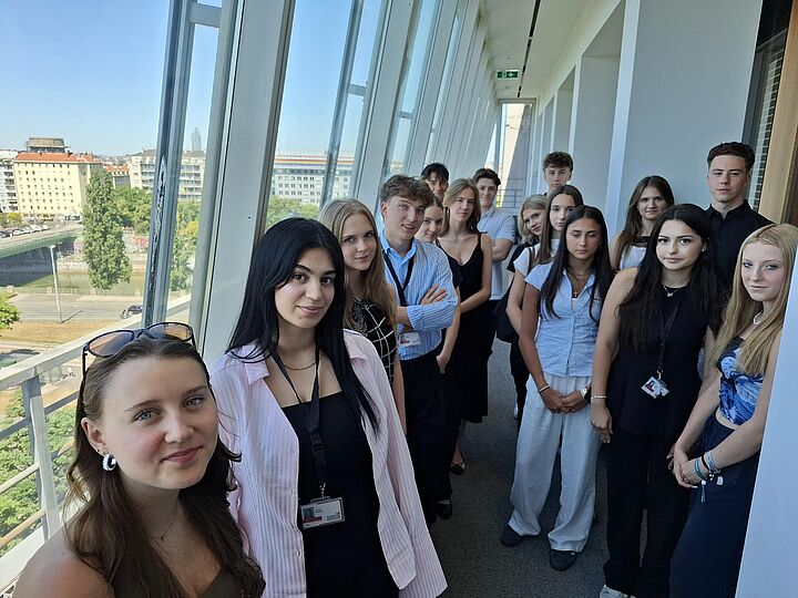 Einige Ferialpraktikant:innen stehen am Gang.