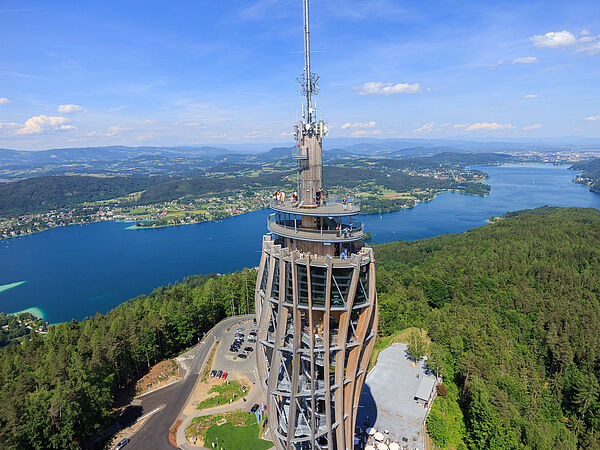 Aussichtsturm Pyramidenkugel. Im Hintergrund üppige grüne Landschaft und der blaue Wörthersee. Fotocredits: Gert Steinthaler