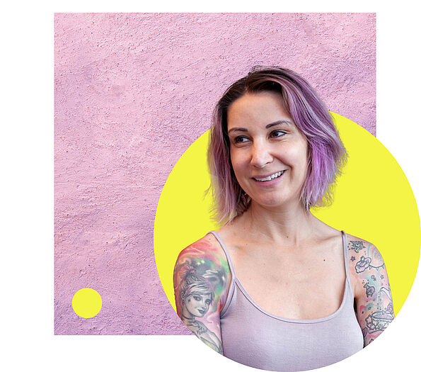 Porträt einer lächelnden Frau mit kurzen lilafarbenen Haaren und sichtbaren Tattoos an den Armen, vor rosafarbenem Hintergrund mit gelbem Kreis und grafischen Elementen.