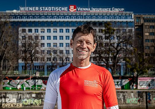 Michael Buchleitner lächelt mit Wiener Städtischen Trikot in die Kamera