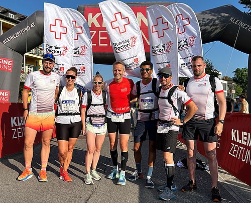 Gruppenbild von Läufern beim Marathon Kärnten läuft.
