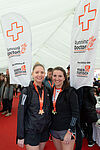 Bild von zwei Läuferinnen beim Vienna City Marathon die in die Kamera lächeln.