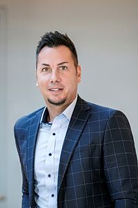 Alexander Wallner, der Verkaufsleiter von der Steiermark, lächelt in die Kamera