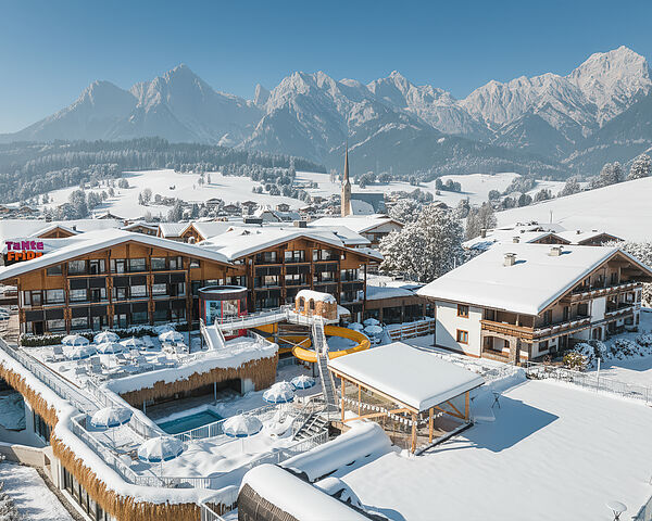 Das Hotel Eder Frida im Winter in einer schneebedeckten Landschaft.