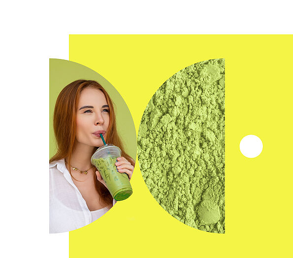 Eine Frau hält einen Becher mit einem grünen Getränk in der Hand und trinkt mit dem Strohhalm. Daneben ein grünes Pulver, beide Bilder sind halbkreisförmig und stehen auf einer gelben Fläche, auf der ein weißer Punkt platziert ist.