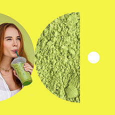 Eine Frau hält einen Becher mit einem grünen Getränk in der Hand und trinkt mit dem Strohhalm. Daneben ein grünes Pulver, beide Bilder sind halbkreisförmig und stehen auf einer gelben Fläche, auf der ein weißer Punkt platziert ist.