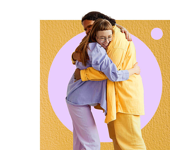Eine Collage mit zwei Menschen, die sich lächelnd umarmen vor einem gelb-lila Hintergrund. Sie drücken Nähe und Freude aus.
