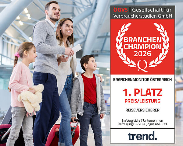 Familie mit zwei Kindern steht mit Gepäck in einem Flughafen. Eingeblendetes Siegel: Branchen Champion 2026, 1. Platz Preis-Leistung bei Reiseversicherern.