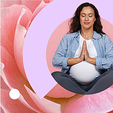 Eine schwangere Frau mit langen braunen Haaren im Yoga-Sitz faltet die Hände und schließt die Augen. Sie trägt ein weißes Shirt, ein hellblaues Hemd und eine graue Hose. Im Hintergrund diverse Farbflächen in rosa und lila.