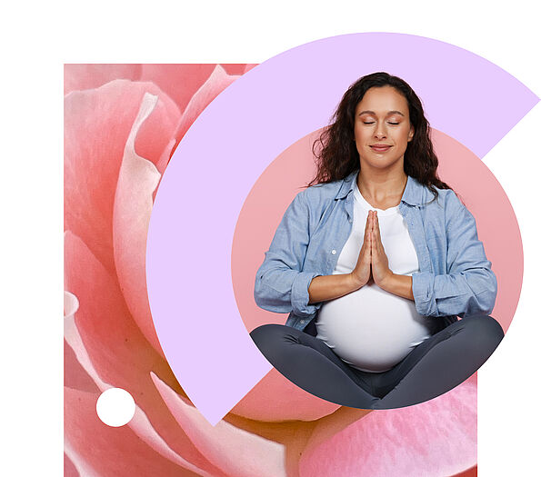 Eine schwangere Frau mit langen braunen Haaren im Yoga-Sitz faltet die Hände und schließt die Augen. Sie trägt ein weißes Shirt, ein hellblaues Hemd und eine graue Hose. Im Hintergrund diverse Farbflächen in rosa und lila.