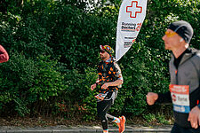 Foto vom Vienna City Marathon 2025. Running Doctors mit Beachflag und Laufrucksack.