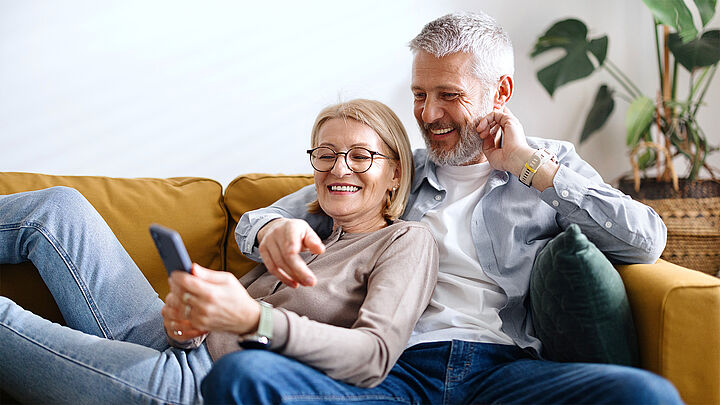 Älteres Paar sieht glücklich und zufrieden aus.