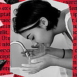 Collage mit Schwarz-Weiß-Foto einer jungen Frau mit kinnlangen dunklen Haaren, die sich über ein Waschbecken beugt und mit Wasser ihr Gesicht benässt. Das Bild ist auf einer roten Zeitungsseite mit zackigen Elementen.