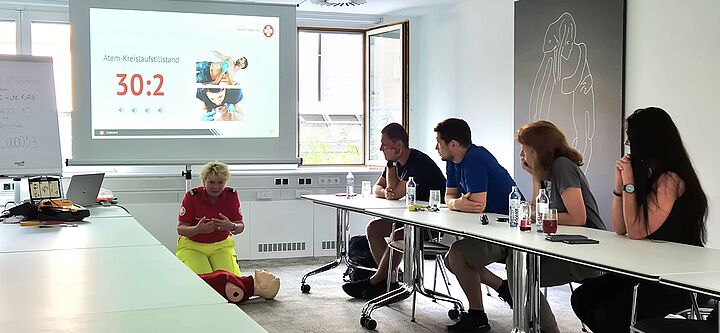 Szene eines Ersten-Hilfe-Kurses.