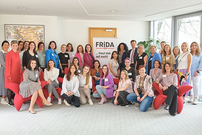 Großes Teamfoto vom Frauennetzwerk Frida.