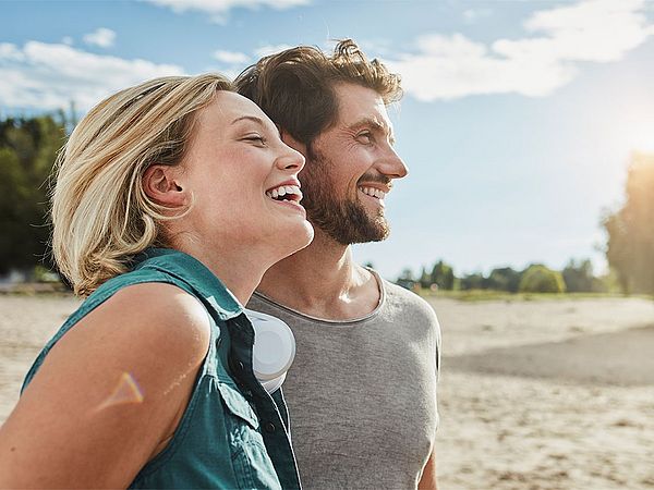 Junges Paar im Freien wirkt glücklich und verliebt.