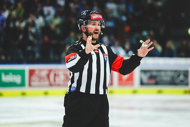 Ein Eishockey-Schiedsrichter auf dem Eis.
