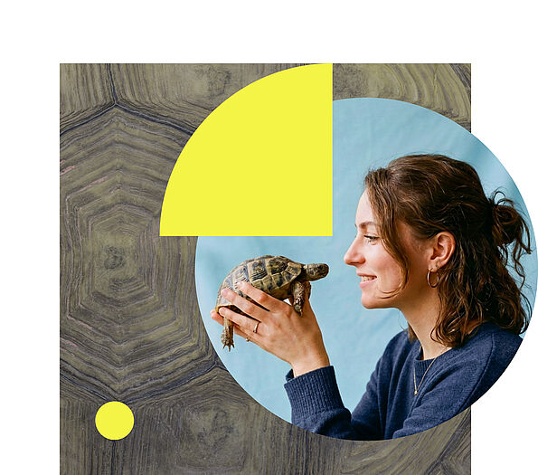 Junge Frau mit braunen, lockigen Haaren im Profil, die lächelnd eine kleine Landschildkröte in beiden Händen hält.