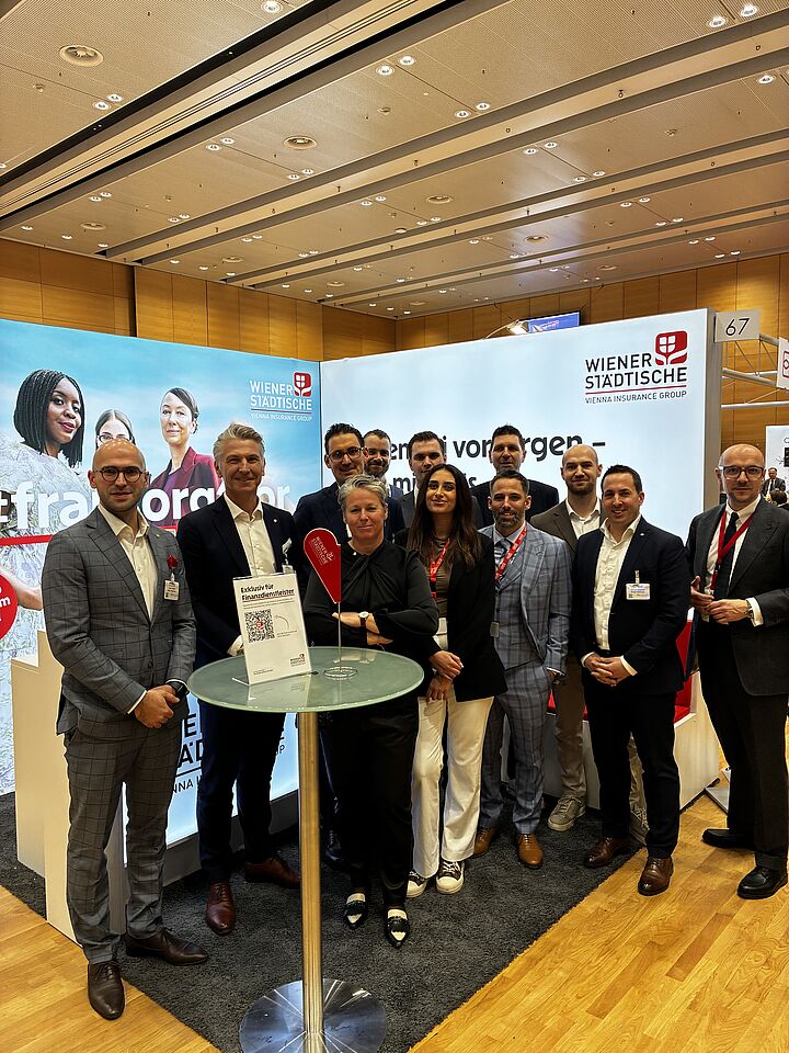 Gruppenfoto am Messestand beim Fondskongress.