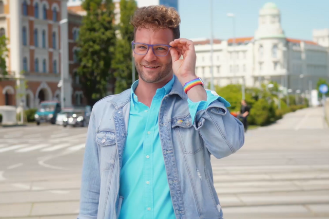 Mann steht vor eine Straßenkreuzung und blickt in die Kamera.