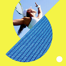 Dynamische Collage: Tennisspielerin beim Aufschlag vor blauem Himmel, kombiniert mit abstrakten Kreisformen und gelb-blauem Grafikdesign.