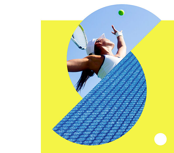 Dynamische Collage: Tennisspielerin beim Aufschlag vor blauem Himmel, kombiniert mit abstrakten Kreisformen und gelb-blauem Grafikdesign.