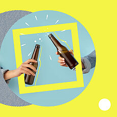 Collage, in der zwei Hände Bierflaschen halten und damit anstoßen.