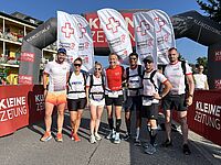 Blld von mehreren Läufern die in die Kamera lächeln beim Marathon Kärnten läuft.