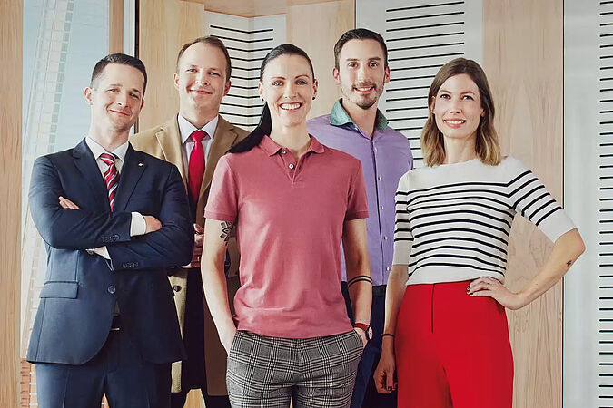 Mitarbeiterinnen und Mitarbeiter der Wiener Städtischen stehen zusammen und präsentieren das Unternehmen.