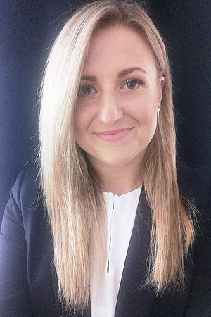 Porträt von Julia Brandstätter.