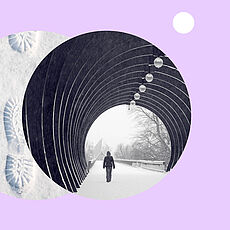 Eine Person geht vor einer Winterkulisse durch einen dunklen Tunnel und man sieht auch Fußspuren im Schnee.