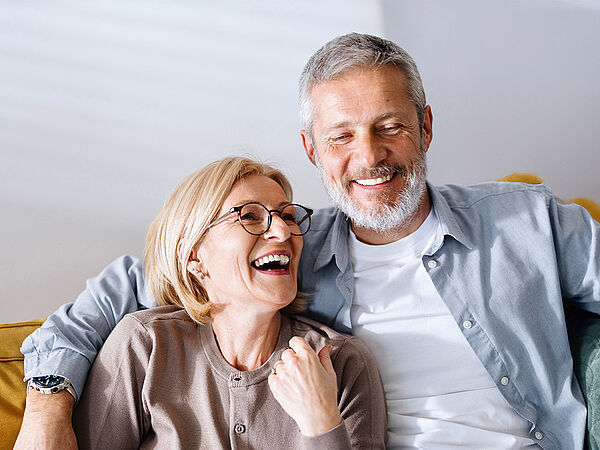 Älteres Paar sieht glücklich und zufrieden aus.