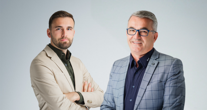 Vater und Sohn Duo aus dem Versicherungsvertrieb.