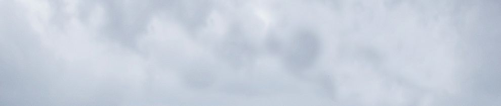 Bewölkter Himmel mit grauen Wolken in verschiedenen Schattierungen