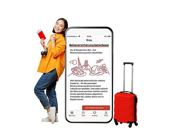 Junges dunkelhaariges Mädchen mit gelber Bluse lehnt an einem körpergroßen Smartphone an, in dem sich ein Bild zum Online-Abschluss der Reiseversicherung befindet. Rechts daneben steht ein roter Koffer