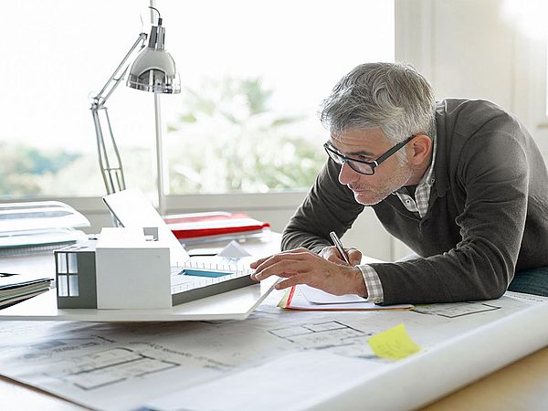 Ein Architekt arbeitet in seinem Büro an einem 3D-Modell.