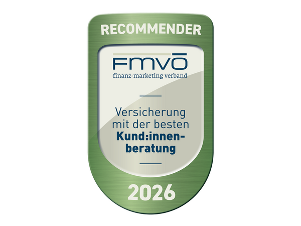 Grünes Abzeichen mit der Aufschrift ‚RECOMMENDER 2026‘. In der Mitte steht das Logo ‚FMVÖ – finanz-marketing verband‘. Darunter der Text: ‚Versicherung mit der besten Kund:innenberatung‘.