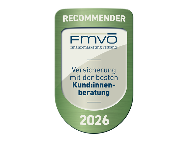 Grünes Abzeichen mit der Aufschrift ‚RECOMMENDER 2026‘. In der Mitte steht das Logo ‚FMVÖ – finanz-marketing verband‘. Darunter der Text: ‚Versicherung mit der besten Kund:innenberatung‘.