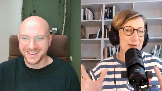 Geteilter Bildschirm eines Video-Calls mit einem lächelnden Mann mit Brille links und einer Frau mit Kopfhörern, gestreiftem Oberteil und Mikrofons vor einem Bücherregal rechts.