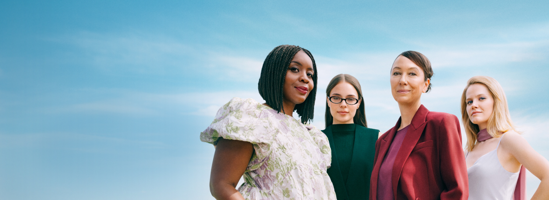 Vier Frauen stehen selbstbewusst nebeneinander vor einem hellblauen Himmel. Links im Bild ist der Schriftzug „#frausorgtvor“ sowie ein kurzer Text zur selbstbestimmten und flexiblen Vorsorge zu sehen, daneben ein Button mit der Aufschrift „Jetzt vorsorgen“. Die Szene vermittelt Stärke, Vielfalt und Zusammenhalt.