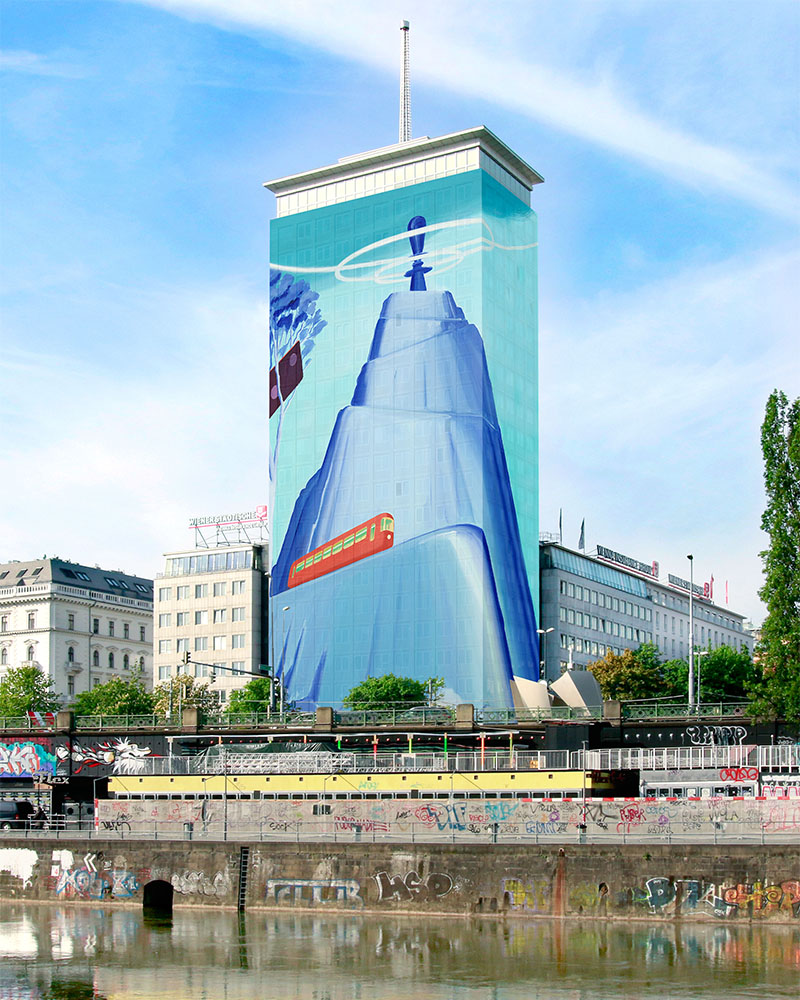 Bild vom Ringturm, wo die Fassade mit einer Abbildung eines künstlerischen Berges, welcher eine Straßenbahn, einen Baum und eine Bergspitze inkludiert, tapeziert ist  