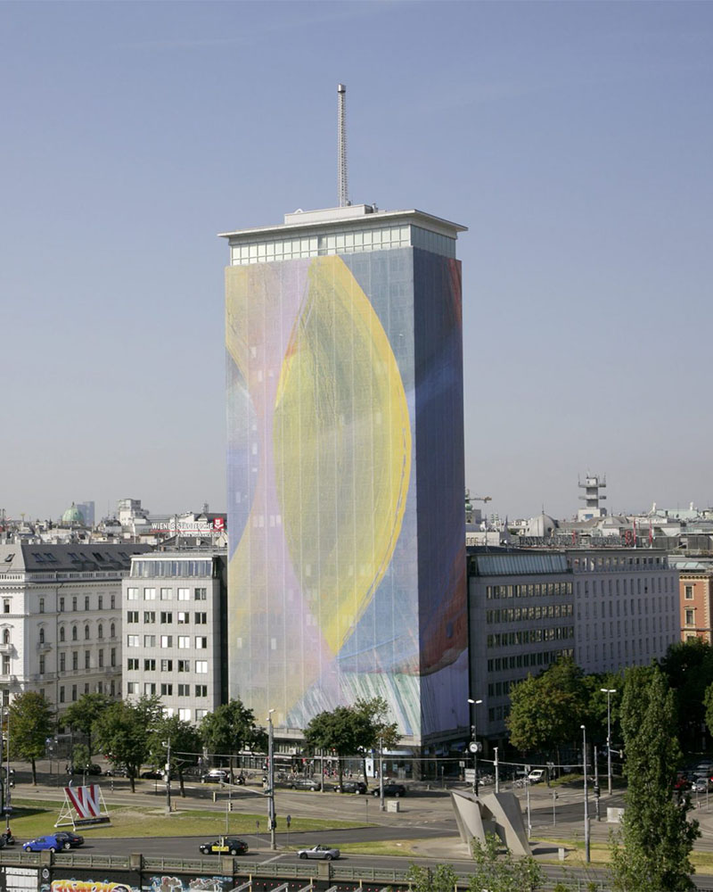 Bild vom Ringturm, wo die Fassade mit unterschiedlichen farbigen Formen bemalt, ist  