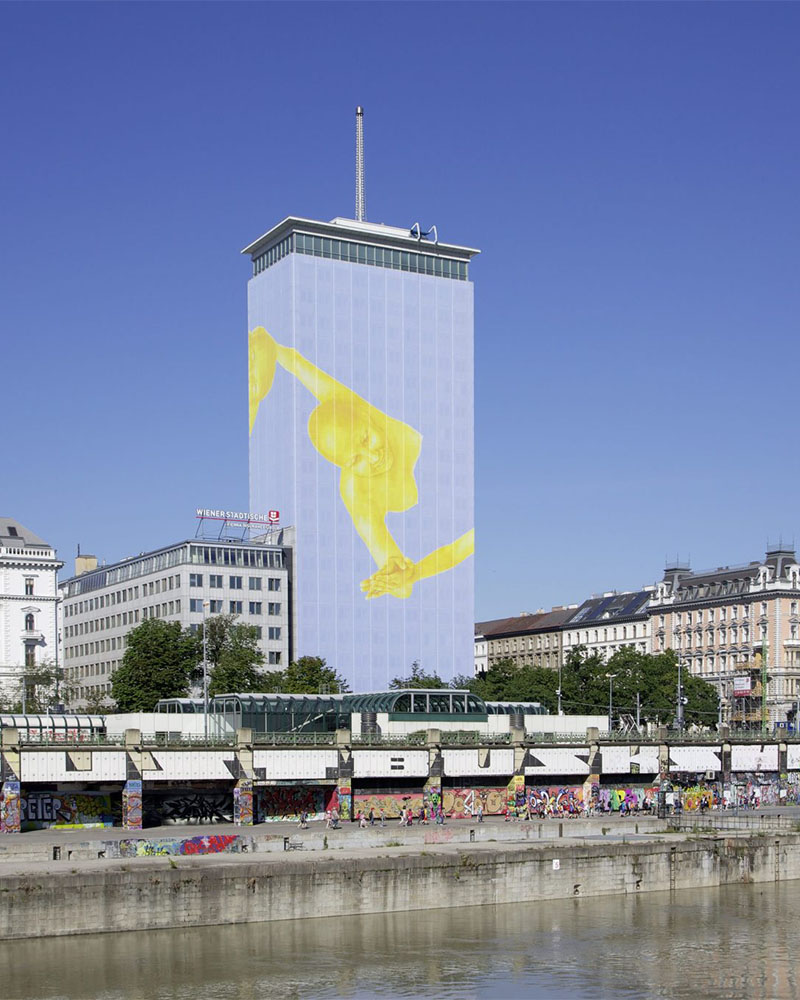 Bild vom Ringturm, wo die Fassade mit einer Abbildung einer Figur, welche sich bewegt, tapeziert ist