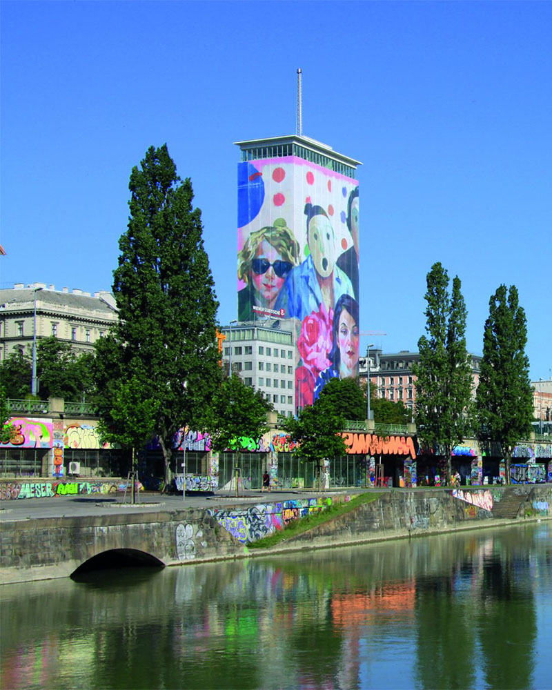 Foto vom Ringturm, wo die Fassade mit einer Abbildung einer Familie in künstlerischer Ausgestaltung tapeziert ist 